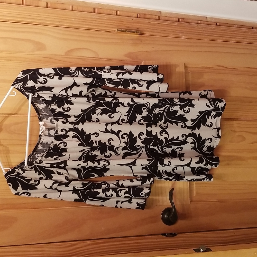 Medium Black & Cream Spense Tunic Top.